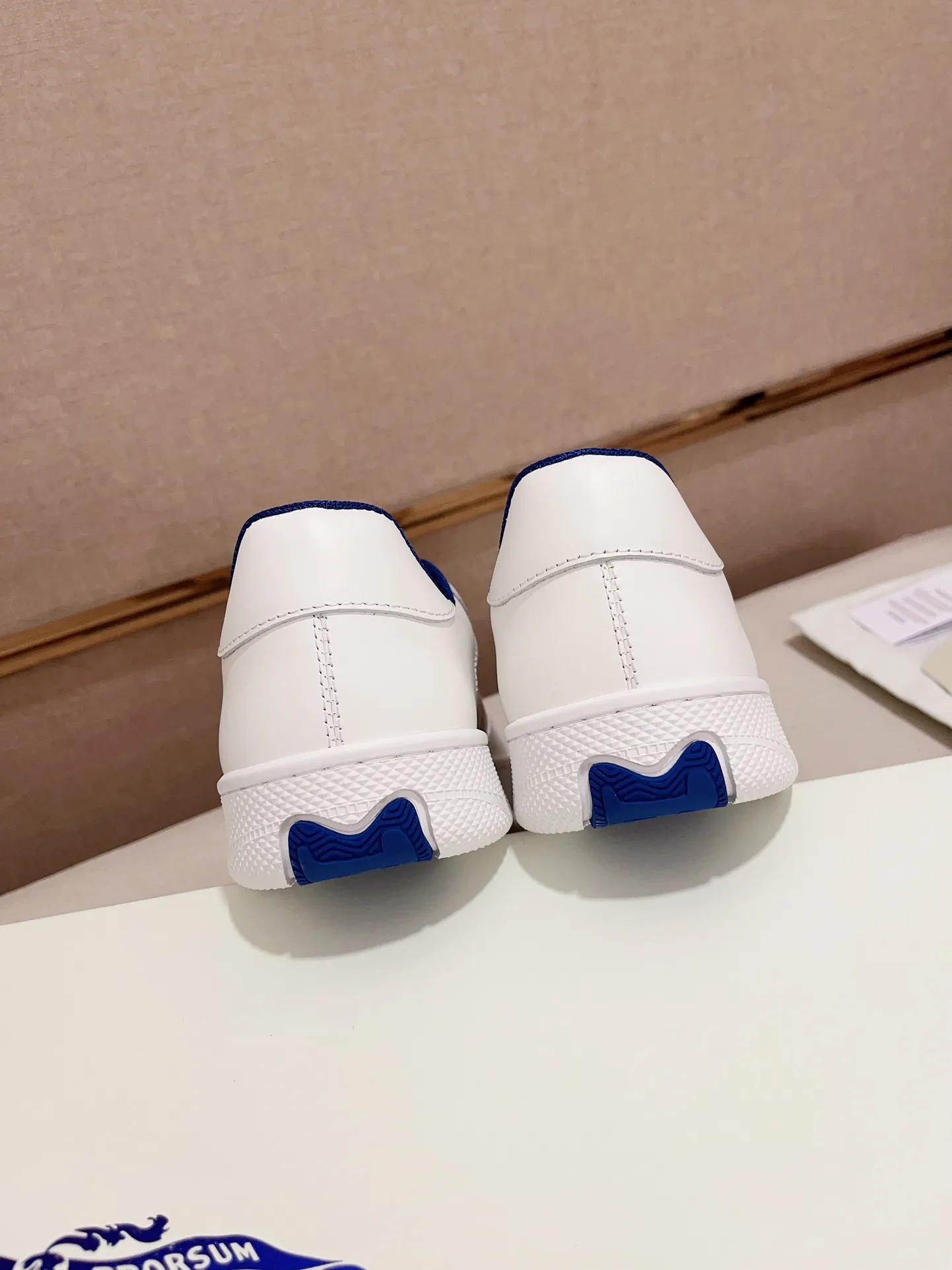 Men's shoes💰: 620💰Top version🥳◾️▫️The new Burberry men's classic low-top sneakers are reinterpreted with Vintage retro plaid cotton material and calfskin, decorated with a new brand logo. First-layer cowhide lining, embossed Burberry logo on the heel, and original TPU outsole! Code number: 38-45. Women's sizes and 46 can be customized.